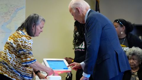 El presidente Joe Biden firma su nombre en un centro de votación para emitir su voto anticipado para las elecciones generales de 2024, el lunes 28 de octubre de 2024, en New Castle, Delaware.