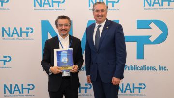 El presidente de Impremedia, Ivan Adaime (izq.), con el galardón que honra  a 'Mujeres Destacadas'  de El Diario como el Mejor Evento de las publicaciones hispanas.