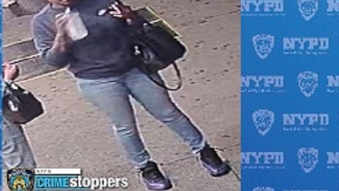 NYPD indicó en primer lugar que un grupo de cinco personas, incluyendo una mujer adulta de cabello color morado, que lanzó el primer golpe.