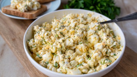 Ensalada de huevo cremosa con otros ingredientes diferentes a la mayonesa.