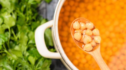 Un sencillo truco logra en pocos minutos que los garbanzos se ablanden.