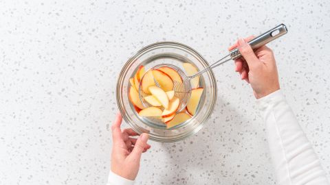 Para evitar la oxidación de la manzana se debe sumergir en agua con jugo de limón.