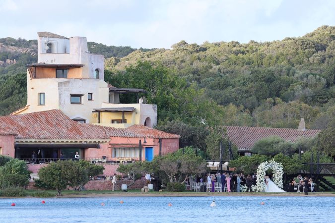 La ceremonia tuvo lugar en el lujoso Hotel Cala di Volpe.