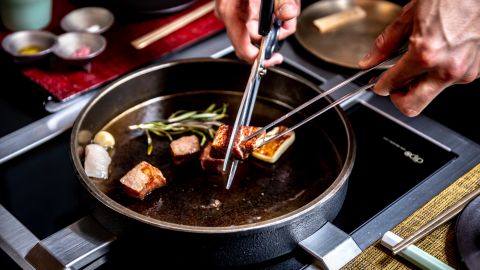 En un ambiente de estilo zen japonés, los comensales tienen la oportunidad de experimentar el concepto de cocinar a grill en la mesa.