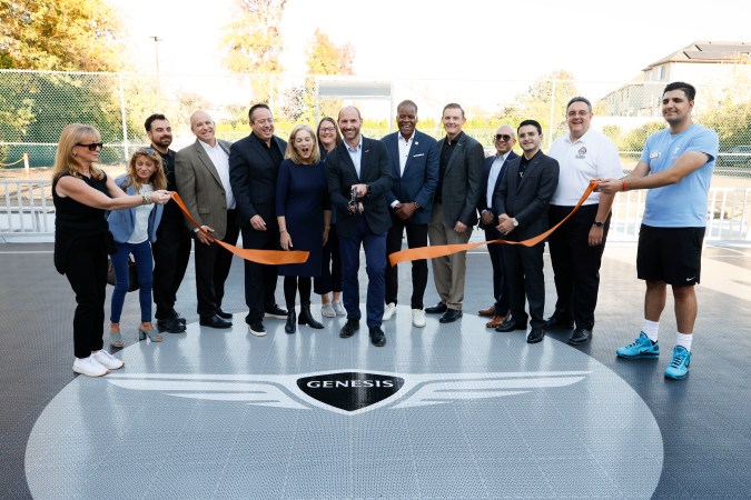 Representantes de Genesis, U.S. Soccer Foundation y MLSPA acompañaron a responsables del YMCA en la inauguración de la mini-cancha en Staten Island.