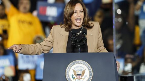 La aspirante a la presidencia de EEUU, Kamala Harris, durante un acto de campaña en el estadio James R. Hallford Stadium en Clarkston, Georgia.