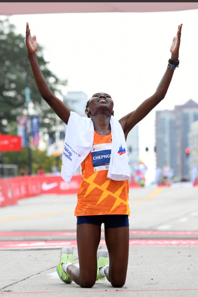 Die Kenianerin Ruth Chepngetich feiert ihren Sieg beim Chicago Marathon der Frauen am Sonntag, 10. Oktober 2021, in Chicago. (AP Photo/Paul Beaty)