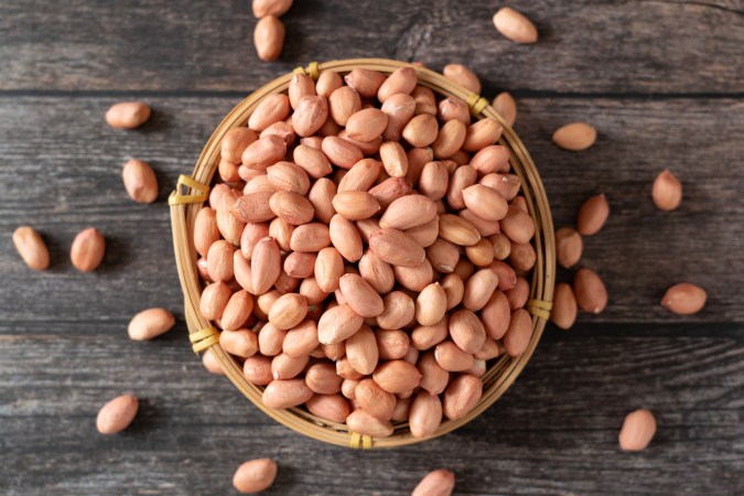 Al revisar el valor nutricional encontramos que un porción de 100 gramos de maní aporta, entre 25 y 30 gramos de proteína .