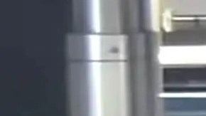 La última vez en ser visto tenía puesta una sudadera con capucha y un gráfico, un chaleco azul de Amazon, pantalones deportivos de color oscuro.