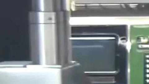 La última vez en ser visto tenía puesta una sudadera con capucha y un gráfico, un chaleco azul de Amazon, pantalones deportivos de color oscuro.