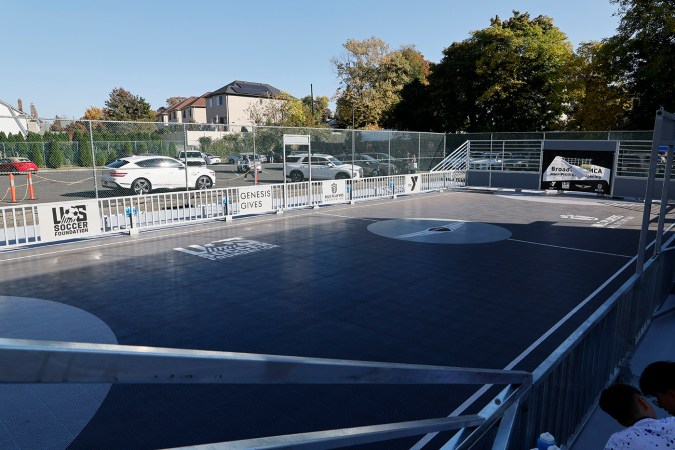 La Fundación U.S. Soccer, asociada a la federación de fútbol de Estados Unidos, planea instalar mil mini-canchas como ésta por todo el país.