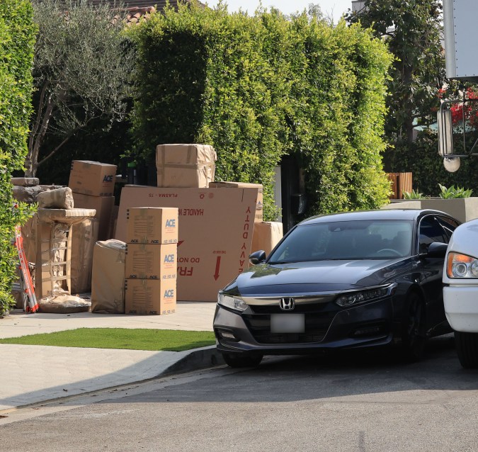 La cajas estaban en la entrada de la casa de Rebel Wilson en West Hollywood.