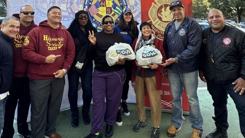 Beneficiados con el donativo de comida posan en el Lower East Side.