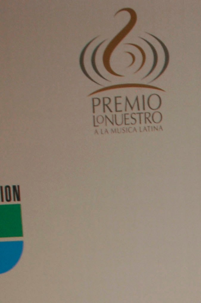 Niurka Marcos y Eduardo Antonio desfilan por la alfombra roja del "Premio Lo Nuestro: a la música latina" en el año 2010.