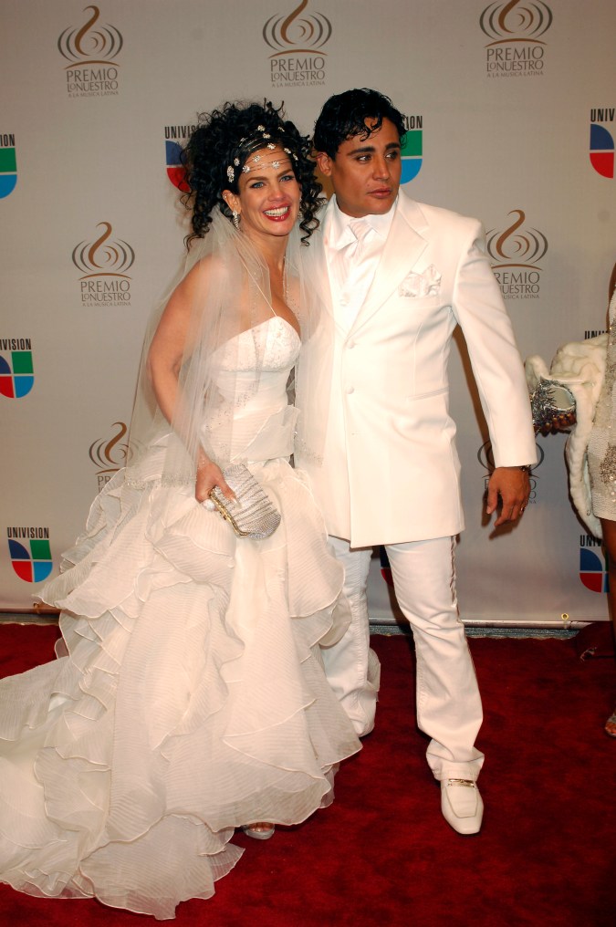 Niurka Marcos y Eduardo Antonio desfilan por la alfombra roja del "Premio Lo Nuestro: a la música latina" en el año 2010.