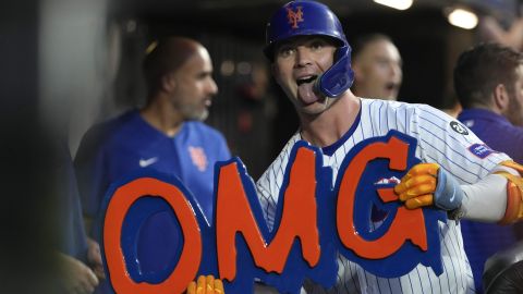 Pete Alonso con letrero de OMG.