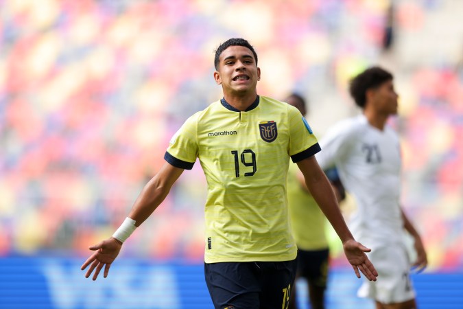 El ecuatoriano Kendry Paez celebra el primer gol de su equipo contra Fiji durante un partido del Grupo B de la Copa Mundial Sub-20 de la FIFA en el estadio Madre de Ciudades en Santiago del Estero, Argentina, el viernes 26 de mayo de 2023. (Foto AP/Nicolas Aguilera)