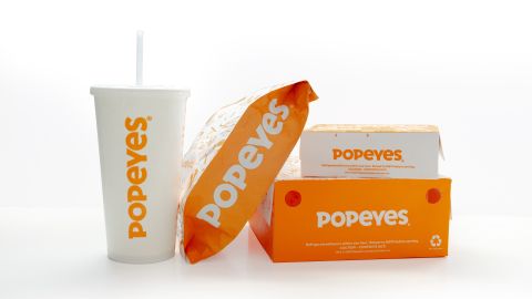 Popeyes presenta su nuevo sándwich de pollo.