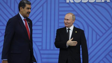 El presidente de Rusia, Vladimir Putin (d), y el presidente de Venezuela, Nicolás Maduro, participan en una ceremonia oficial de bienvenida a los jefes de las delegaciones de la Cumbre BRICS 2024 en Kazán (Rusia).