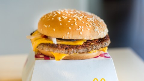 Las 75 personas afectadas coincidieron en el consumo de hamburguesa Quarter Pounder de McDonald's.