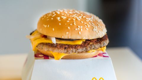 Las 75 personas afectadas coincidieron en el consumo de hamburguesa Quarter Pounder de McDonald's.