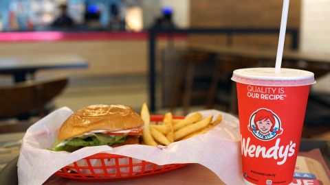 Wendy's brinda bebidas a un precio excelente, todo el día, todos los días por tiempo limitado.