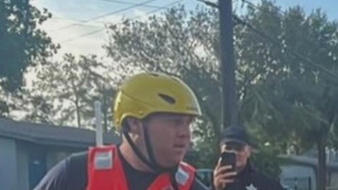 Los equipos de rescate recorrieron las calles que parecían ríos en lanchas inflables para ayudar a las personas.