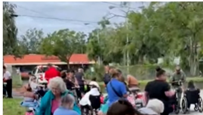 Proporcionaron alimento a las personas y mascotas mientras las reubican.