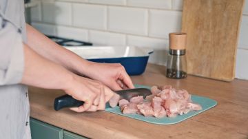 La listeria es una bacteria que causa infecciones graves con síntomas como que van desde la fiebre, dolores musculares, dolor de cabeza, rigidez en el cuello, entre otros.