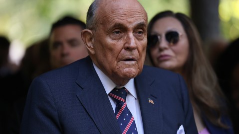 Rudy Giuliani tiene un plazo de siete días para transferir sus bienes.
