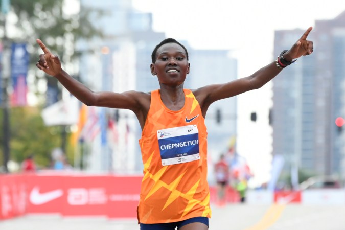 La keniana Ruth Chepngetich cruza la meta al conquistar el maratón de Chicago, el domingo 10 de octubre de 2021, en Chicago. (AP Foto/Paul Beaty).