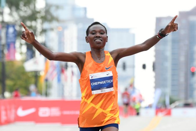 La keniana Ruth Chepngetich cruza la meta al conquistar el maratón de Chicago, el domingo 10 de octubre de 2021, en Chicago. (AP Foto/Paul Beaty).