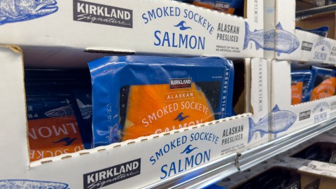 Una nutricionista registrada considera que el salmón ahumado de Costco es una opción saludable rica en ácidos grasos omega- 3.