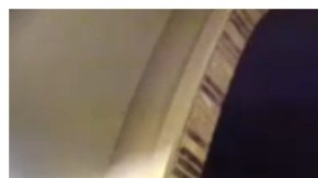 El cómplice se encuentra parado en la entrada del domicilio. Ambos están vestidos con uniforme de la empresa de gas.