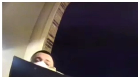 El cómplice se encuentra parado en la entrada del domicilio. Ambos están vestidos con uniforme de la empresa de gas.