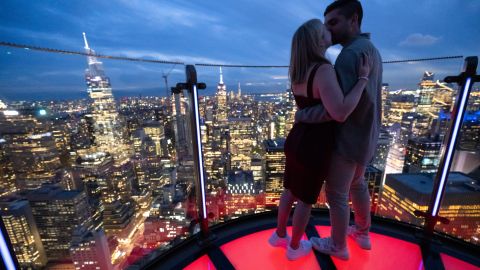 La plataforma se eleva a casi 900 pies de altura del nivel de la calle y ofrece vistas de 360 grados.