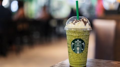 Starbucks lanza productos inspirados en las historias no contadas de las brujas de Oz.