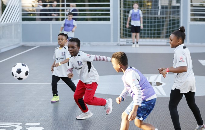 Los niños del Broadway YMCA de Staten Island empezaron a utilizar la cancha nada más inaugurarse.