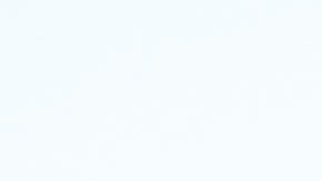 La mini-cancha tiene un piso de plástico más duradero y fácil de mantener que otros pisos sintéticos.