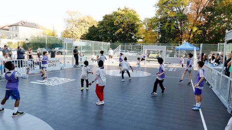 La mini-cancha tiene un piso de plástico más duradero y fácil de mantener que otros pisos sintéticos.