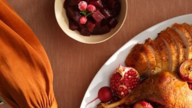 La cena incluye alimentos tradicionales como el pavo, las papas, los guisantes verdes, y la salsa de arándanos, entre otros.