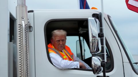 El candidato presidencial republicano Donald Trump habla con periodistas sentado en un camión de basura el miércoles 30 de octubre de 2024 en Green Bay, Wisconsin.