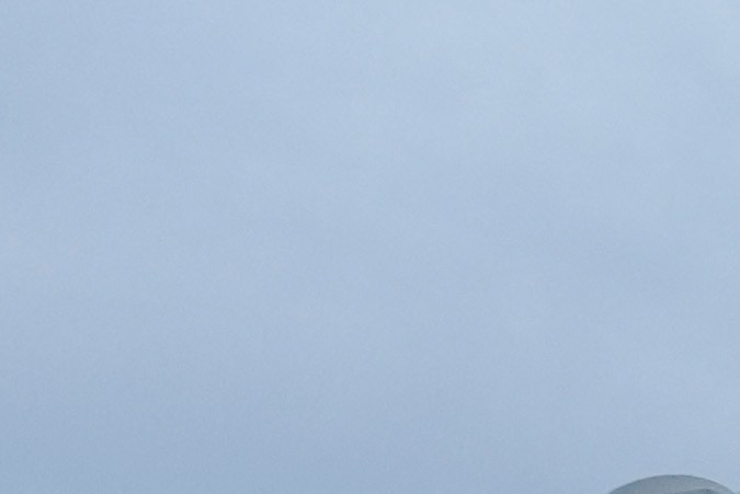 El candidato presidencial republicano, el expresidente Donald Trump, se sube a un camión de basura el miércoles 30 de octubre de 2024, cuando llega a Green Bay, Wisconsin.