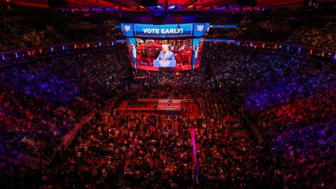 El expresidente estadounidense y candidato presidencial republicano Donald Trump habla durante un mitin en el Madison Square Garden de Nueva York, Nueva York, EE.UU., 27 de octubre de 2024.