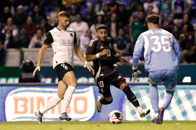 Alexis Vega (c) de México disputa un balón con Maximiliano Caufiez (i) y Vicent Abril Sanz (d) del Valencia FC durante un juego amistoso este sábado, celebrado en el estadio Cuauhtémoc de la ciudad de Puebla (México). EFE/Hilda Ríos.