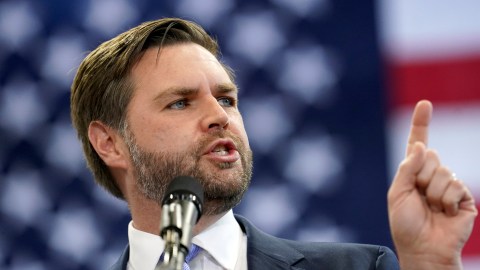 J.D. Vance defendió al expresidente Donald Trump en varias entrevistas el fin de semana.