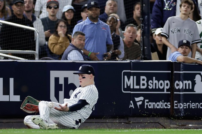 Alex Verdugo (24), atrapa una pelota bateada por Michael Massey, de los Reales de Kansas City, para cerrar la cuarta entrada. Foto: Adam Hunger