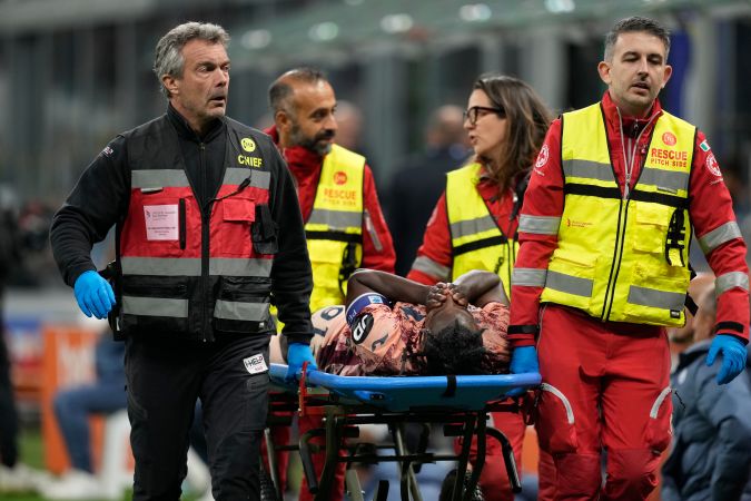 Duvan Zapata, del Torino, es retirado del campo tras lesionarse durante el partido de fútbol de la Serie A entre el Inter de Milán y el Torino.