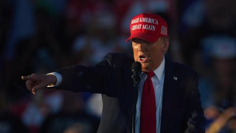 El expresidente Donald Trump llamó "lunático" al congresista demócrata Adam Schiff.