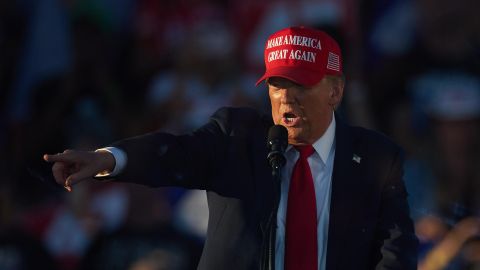El expresidente Donald Trump llamó "lunático" al congresista demócrata Adam Schiff.
